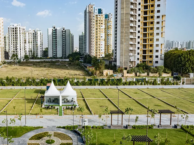Pardos Sakura swimming pool and landscaped outdoor amenities